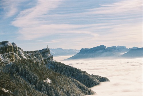 Vue d'hiver sur le Nivolet et sa croix