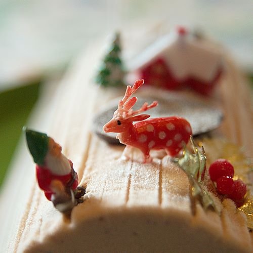 Renne de noël en équilibre sur une buche