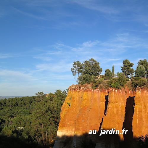 Falaise du sentier des ocres à Roussillon dans le Luberon