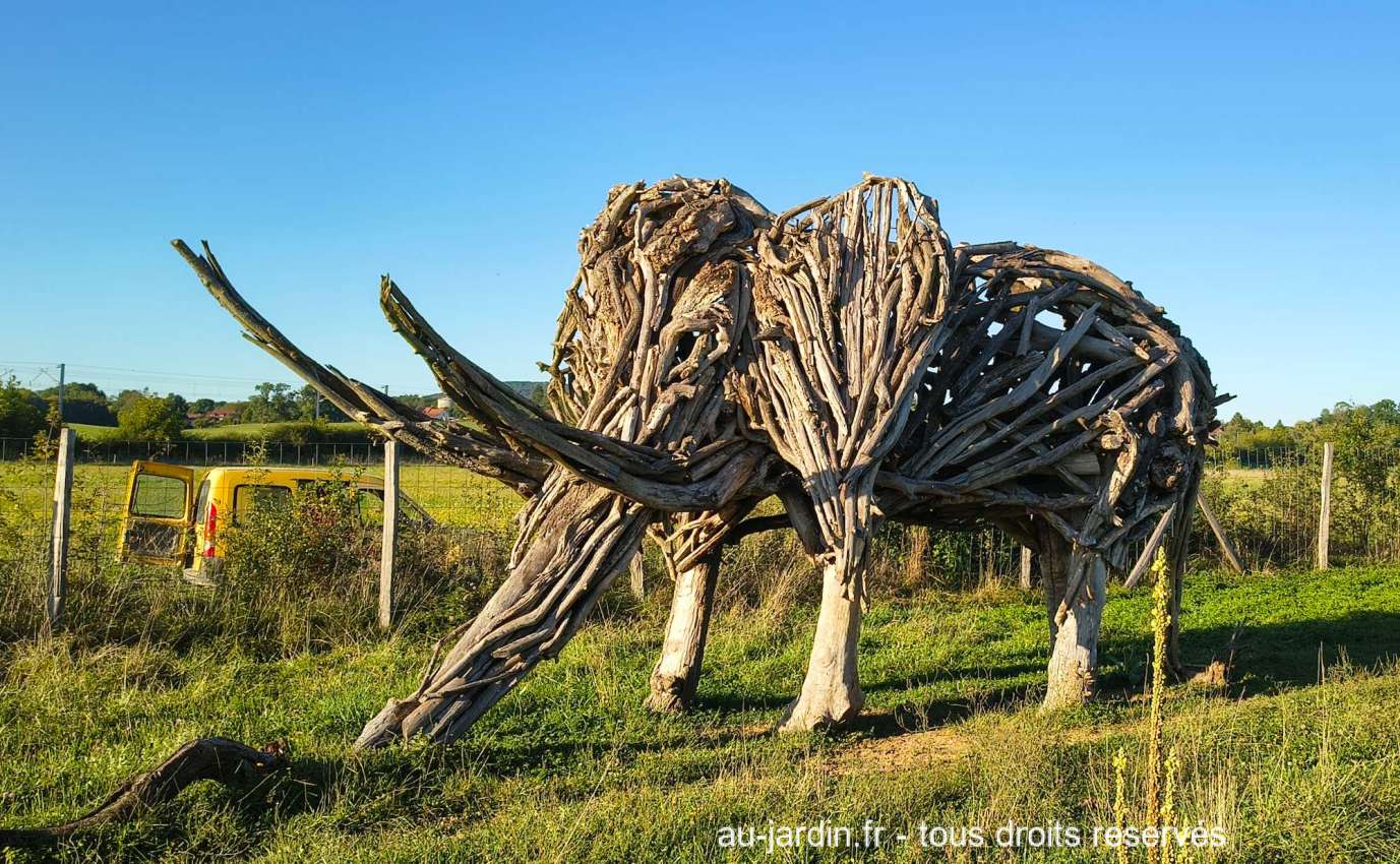éléphant géant en bois flotté