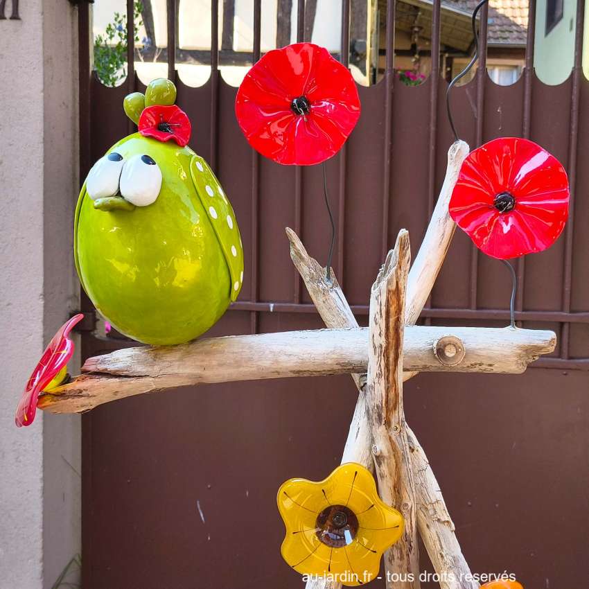 scuplture en céramique d'oiseau vert