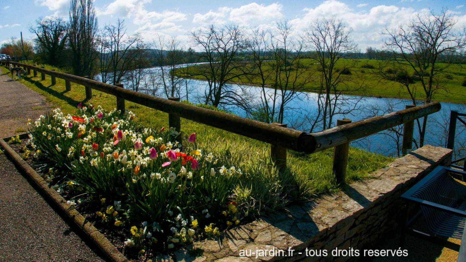 la loire et des tulipes au pont canal de Digoin