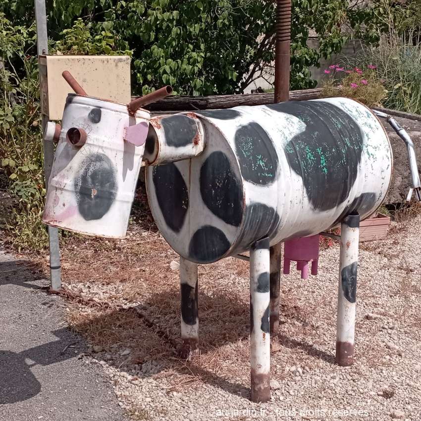 sculpture de vache en bidons à Cerdon