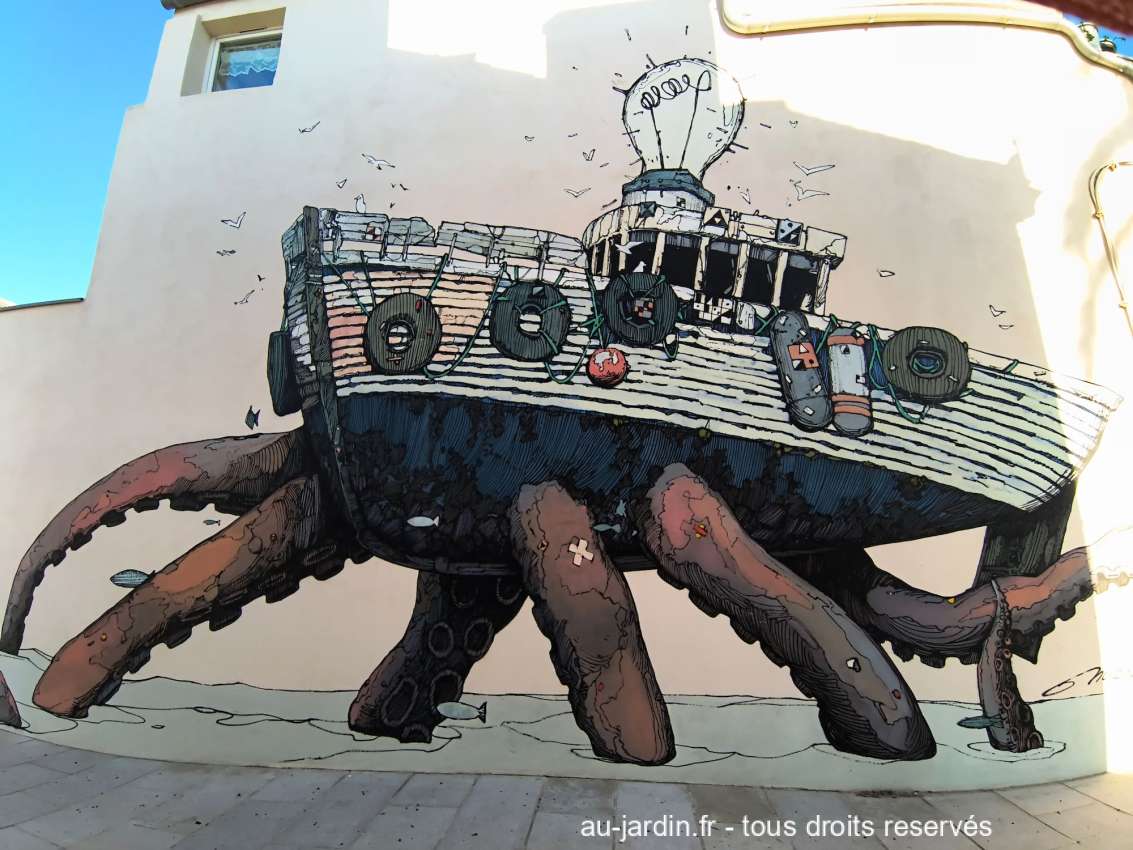 Fresque d'un bateau avec des tentacules sur le port du Grau du Roi