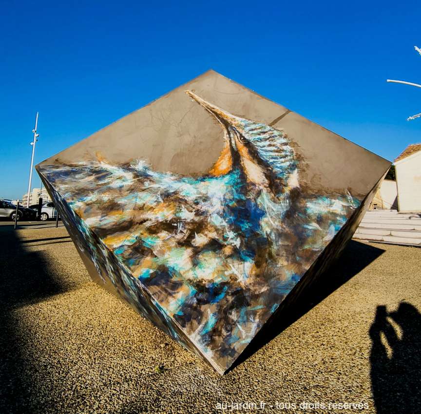 Peinture d'un martin pécheur sur un bloc carré au Grau du Roi