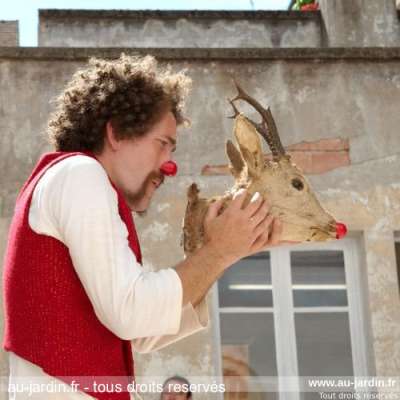 Clown chassant le rire