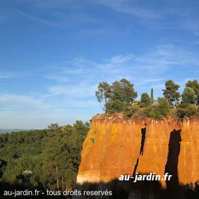 Falaise du sentier des ocres à Roussillon dans le Luberon